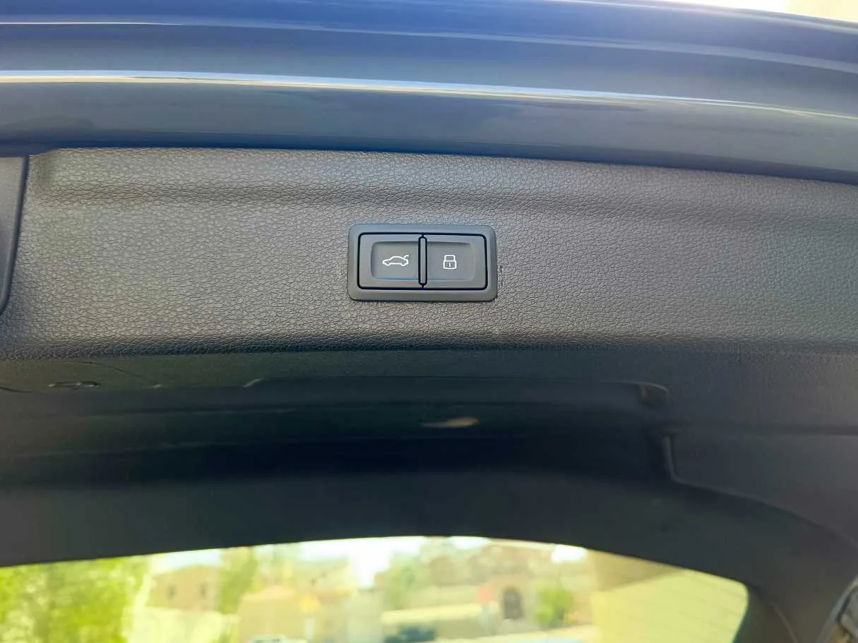 Car image 32