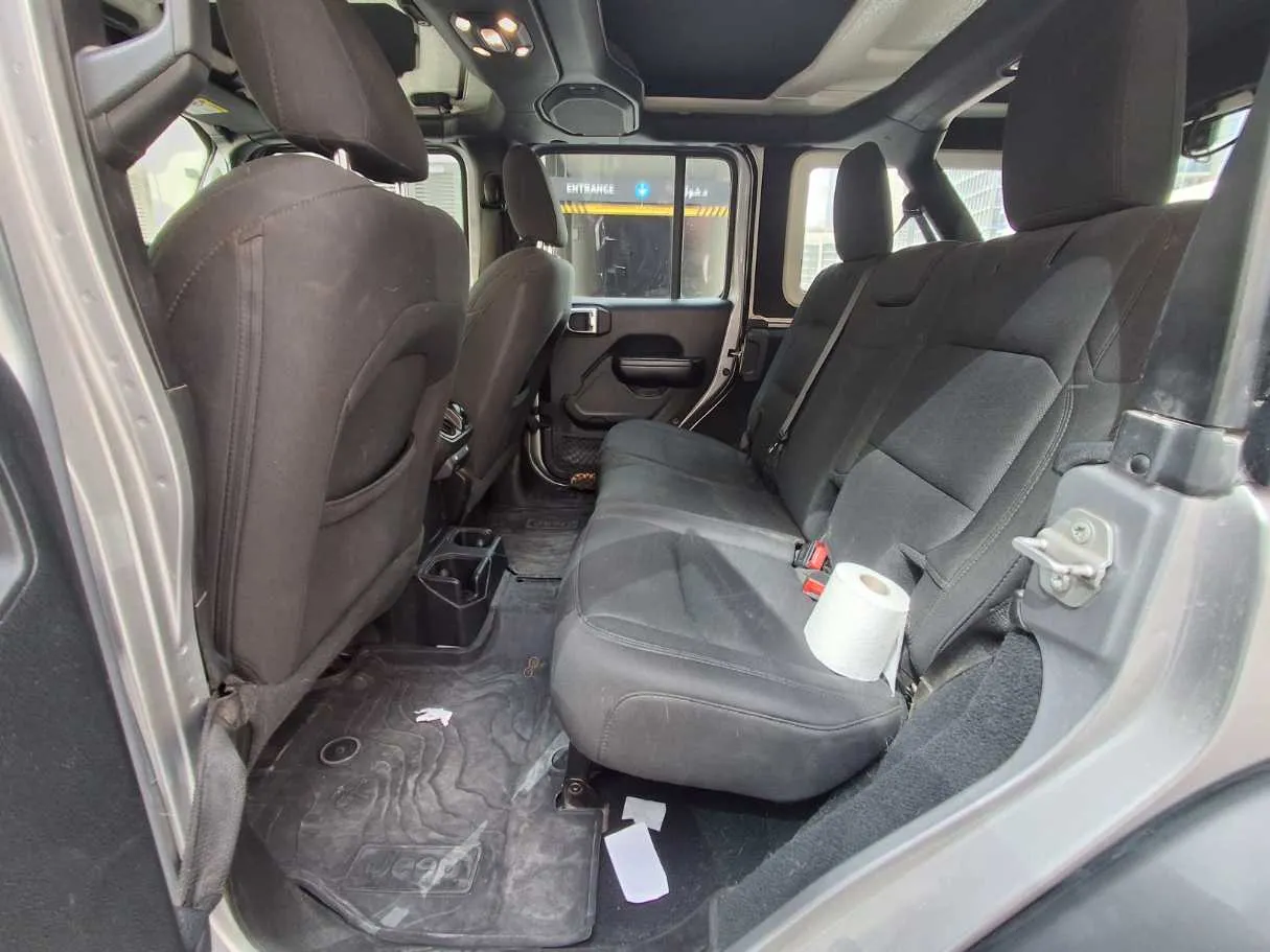 Car image 13