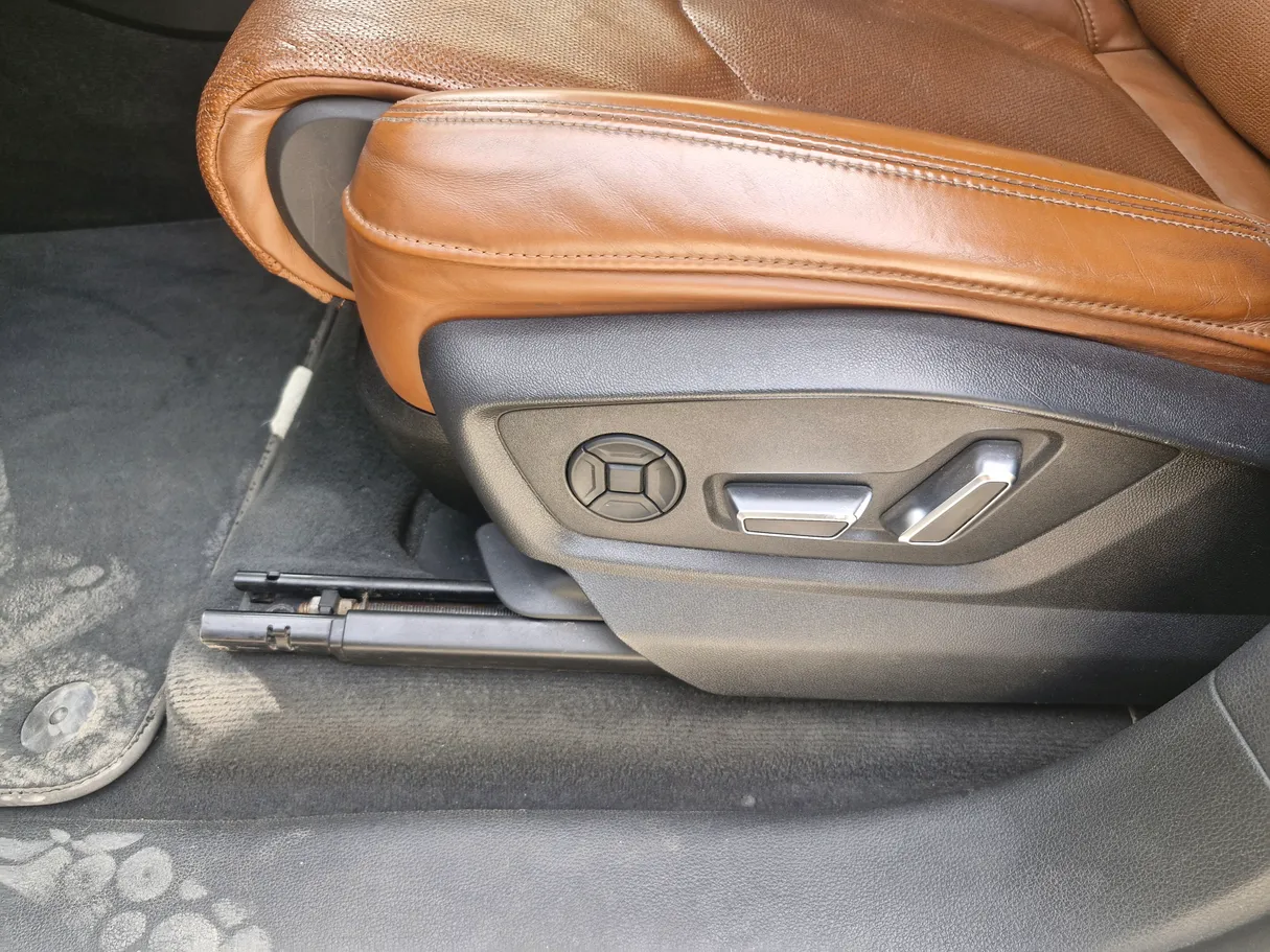 Car image 23