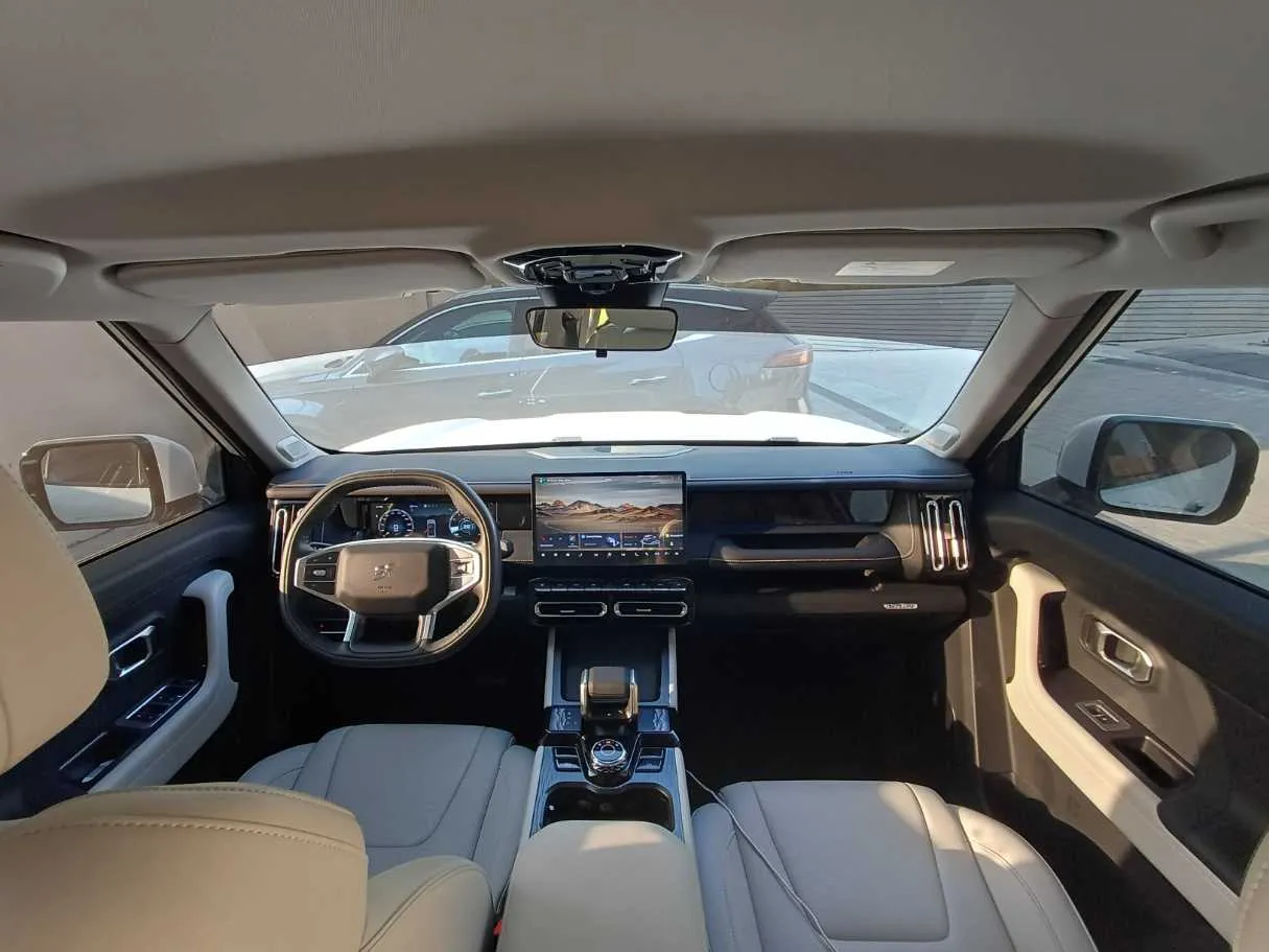 Car image 14