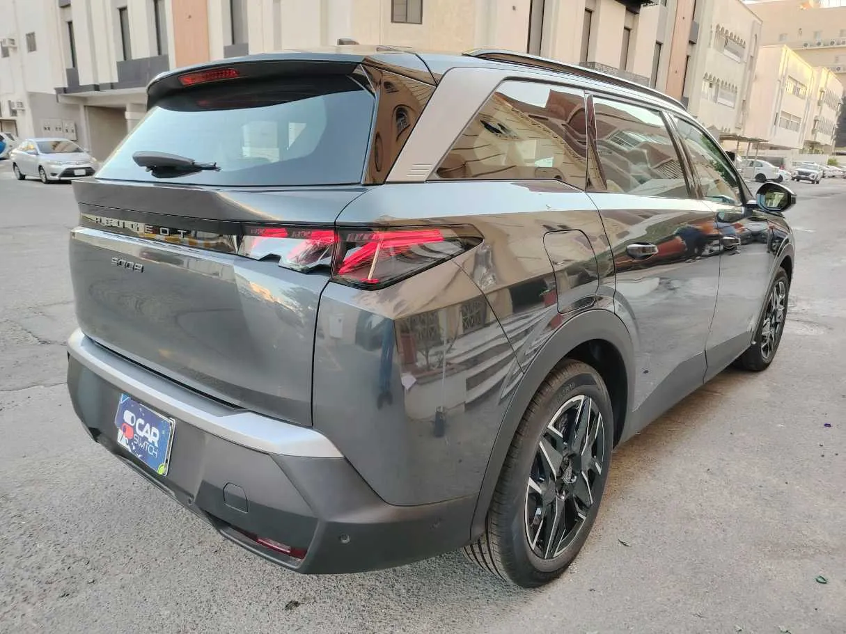 Car image 5