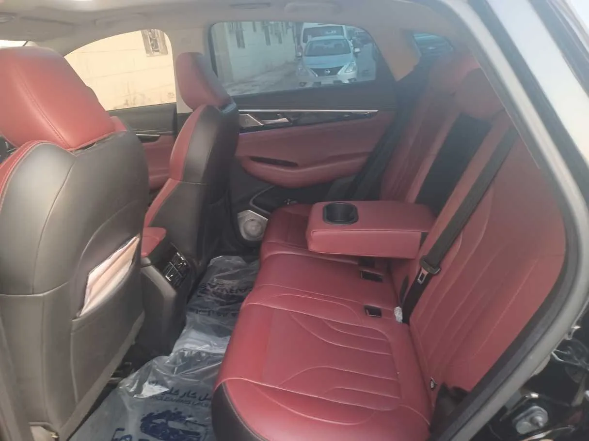 Car image 14