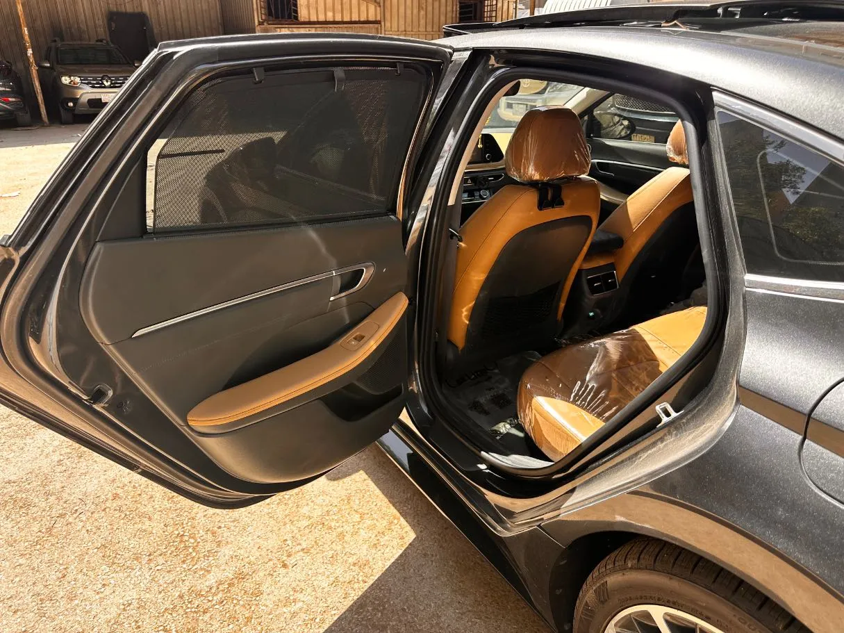 Car image 14