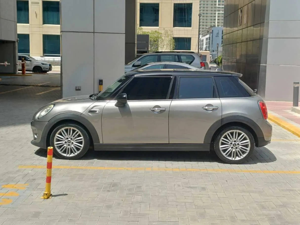 Car image 4