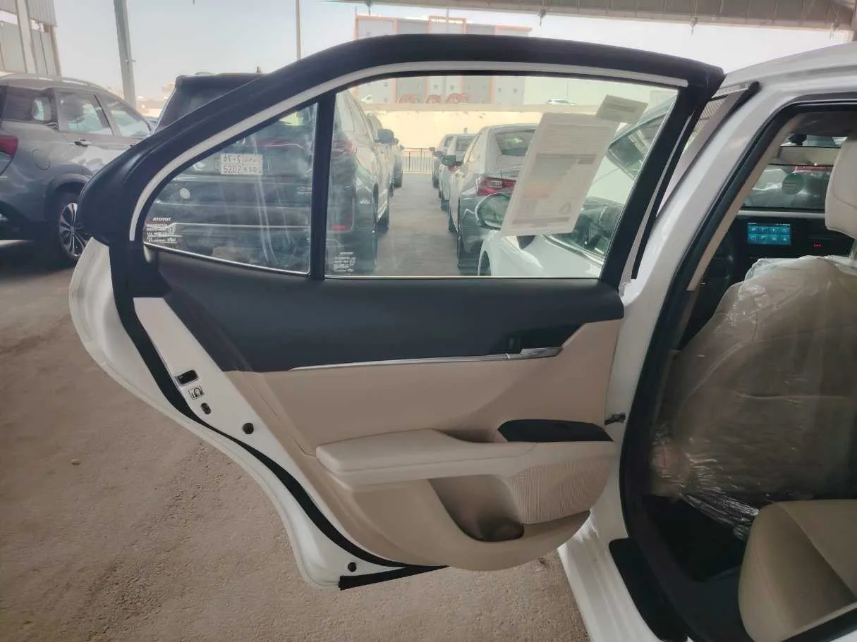 Car image 15