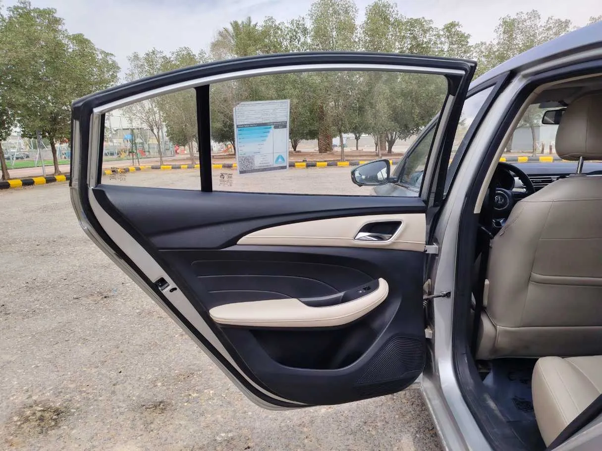 Car image 15