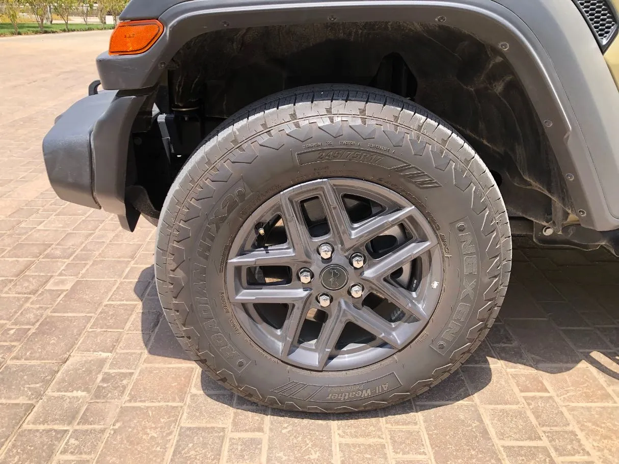 Car image 10