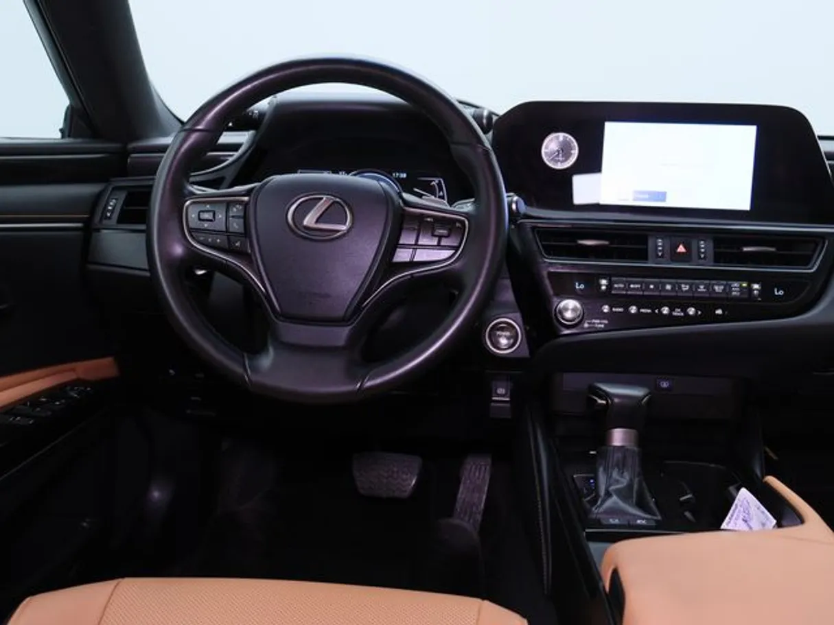 Car image 15