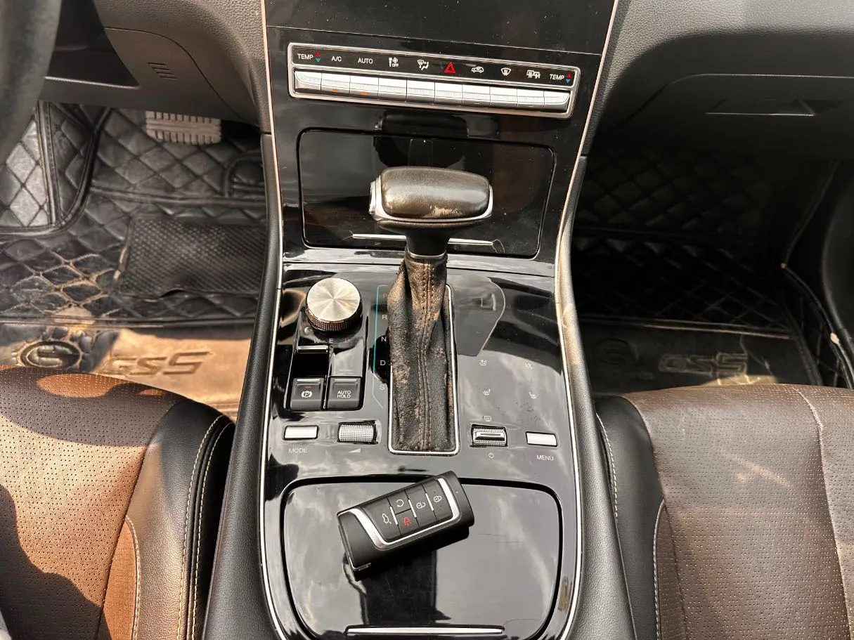 Car image 18