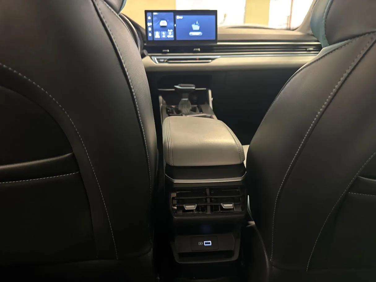 Car image 19