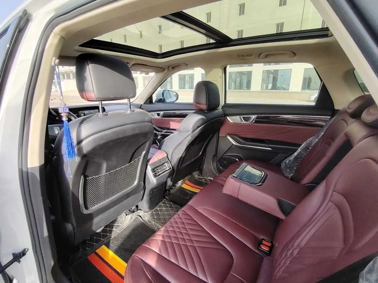 Car image 12