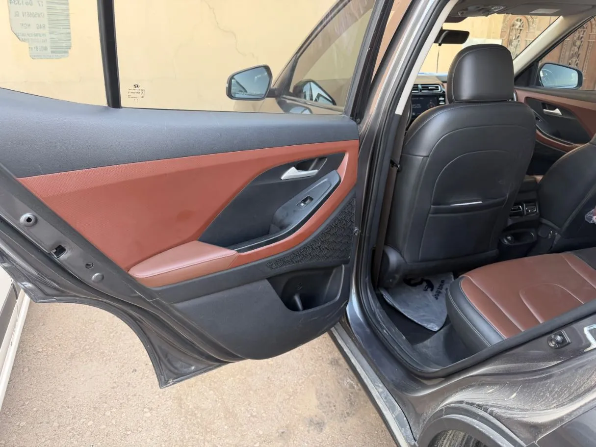 Car image 12
