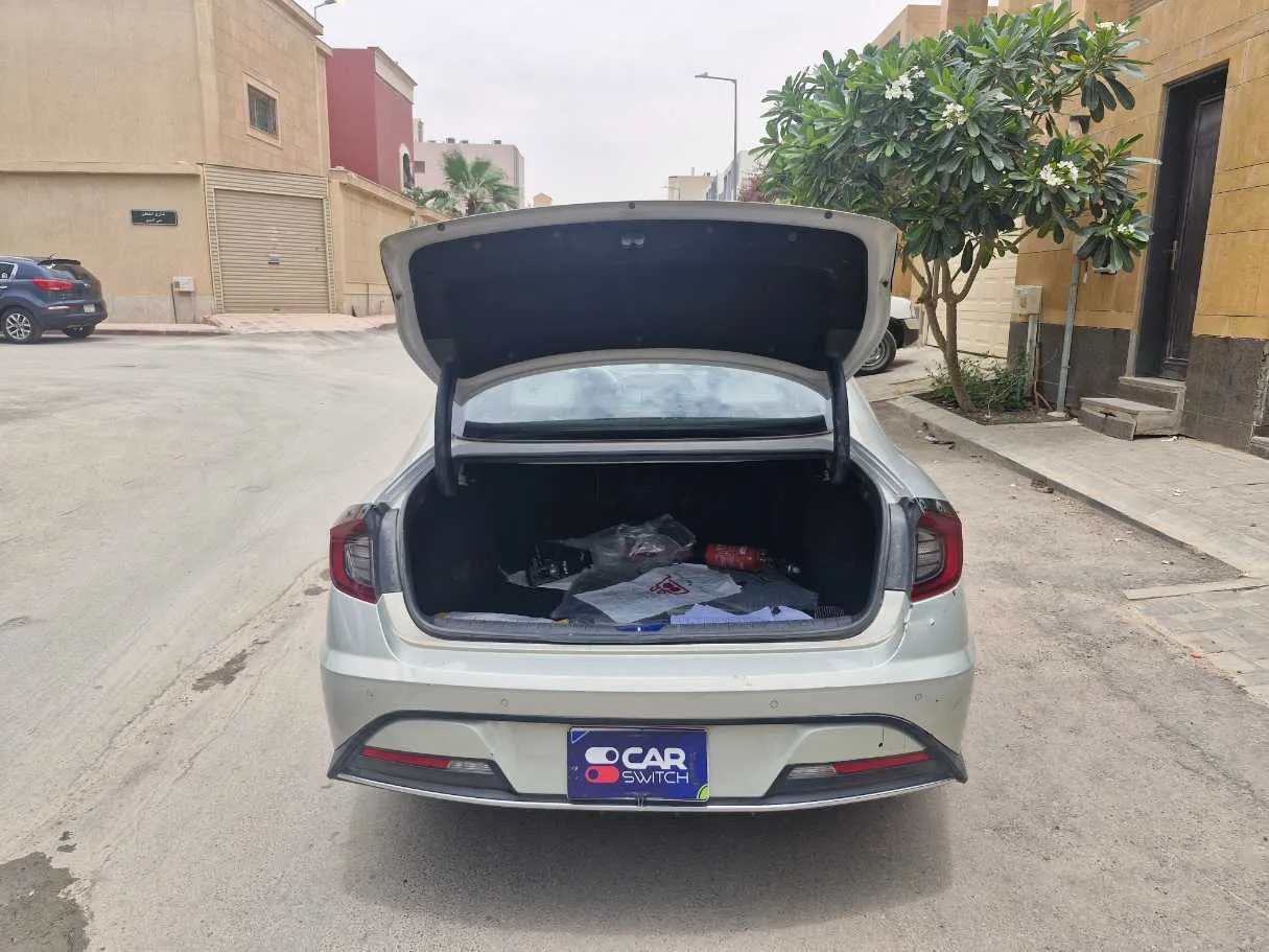 Car image 18