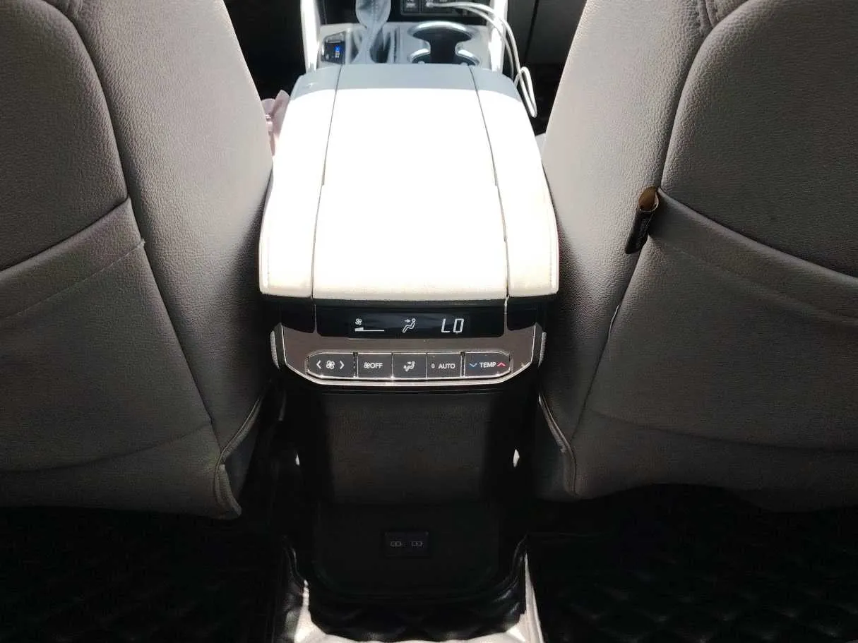 Car image 33