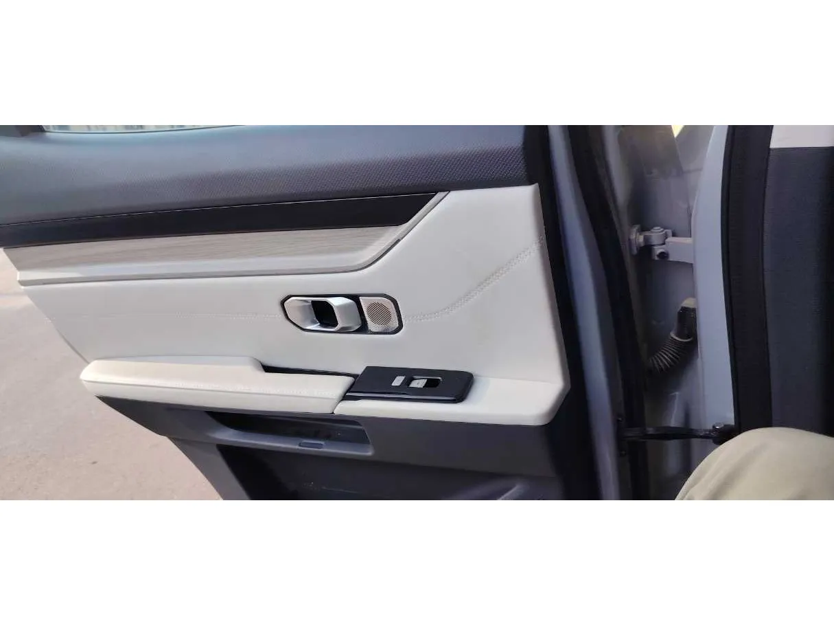 Car image 26