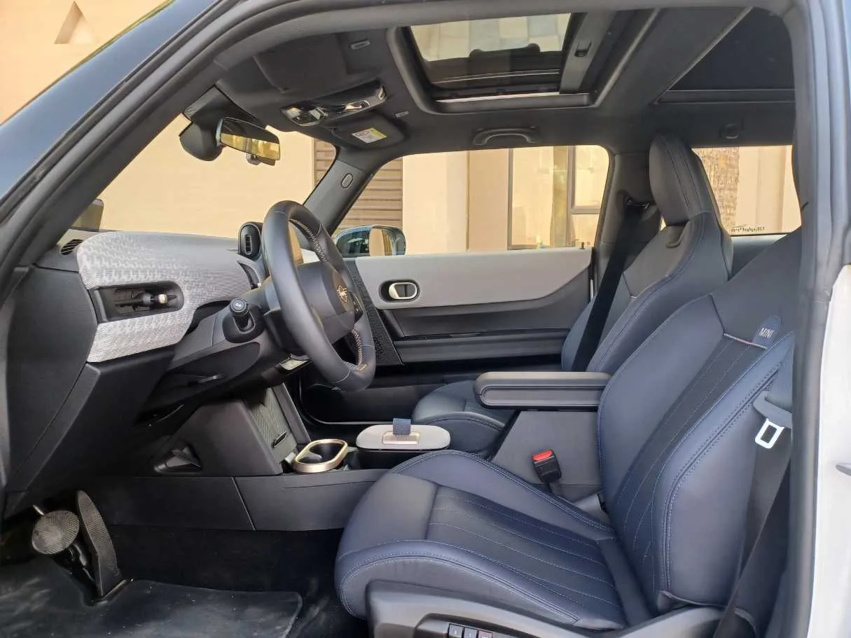 Car image 11