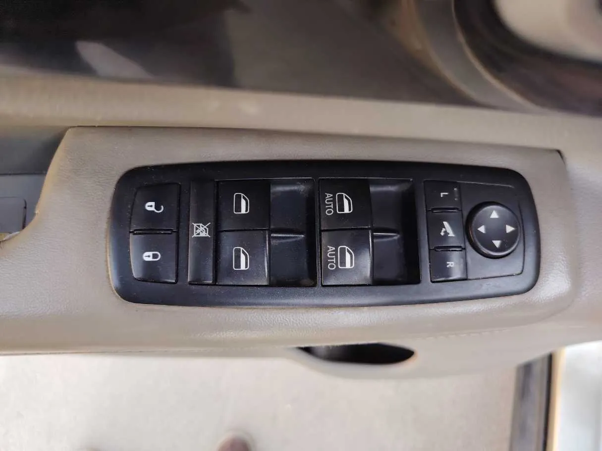 Car image 26