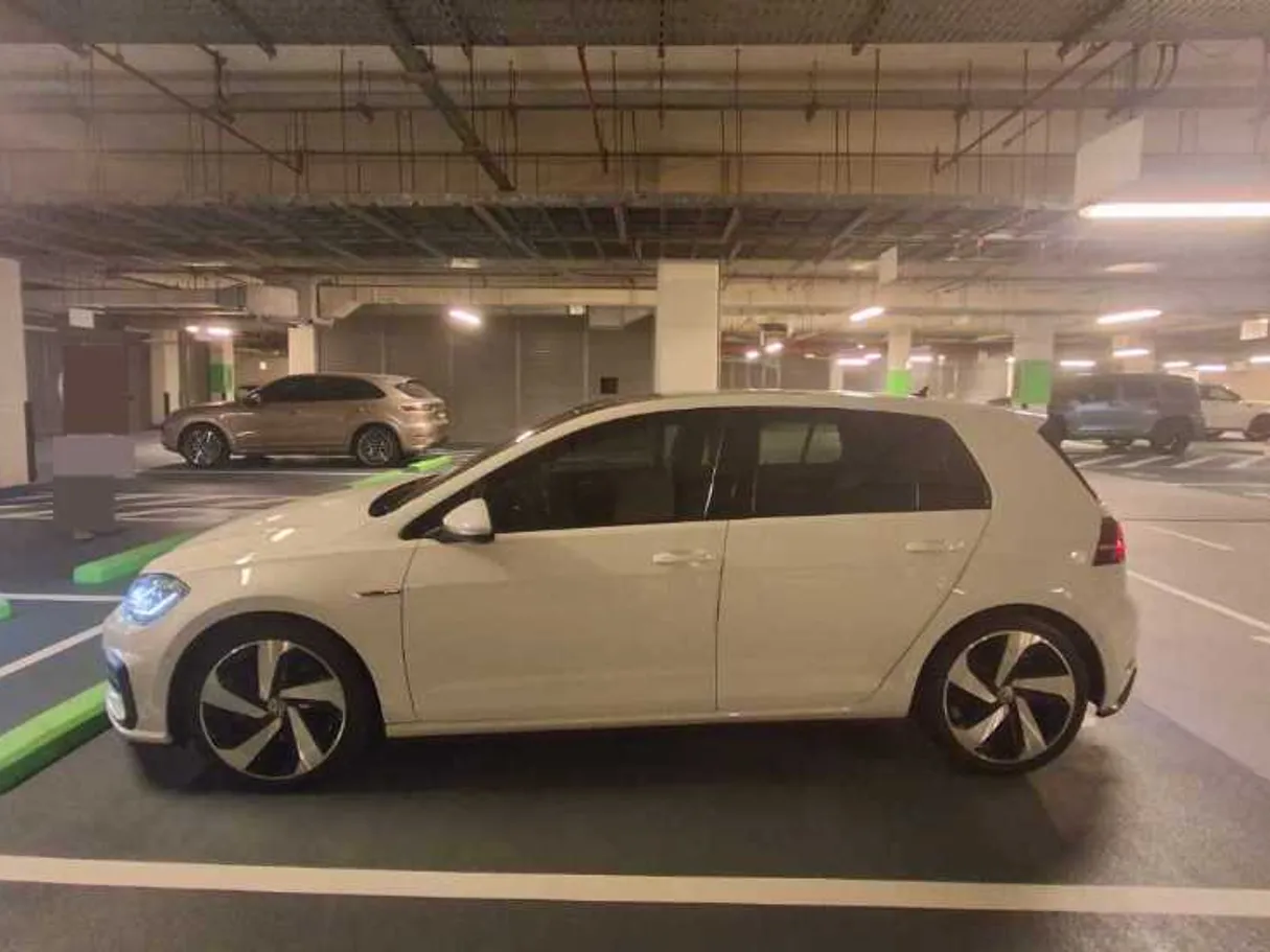 Car image 8