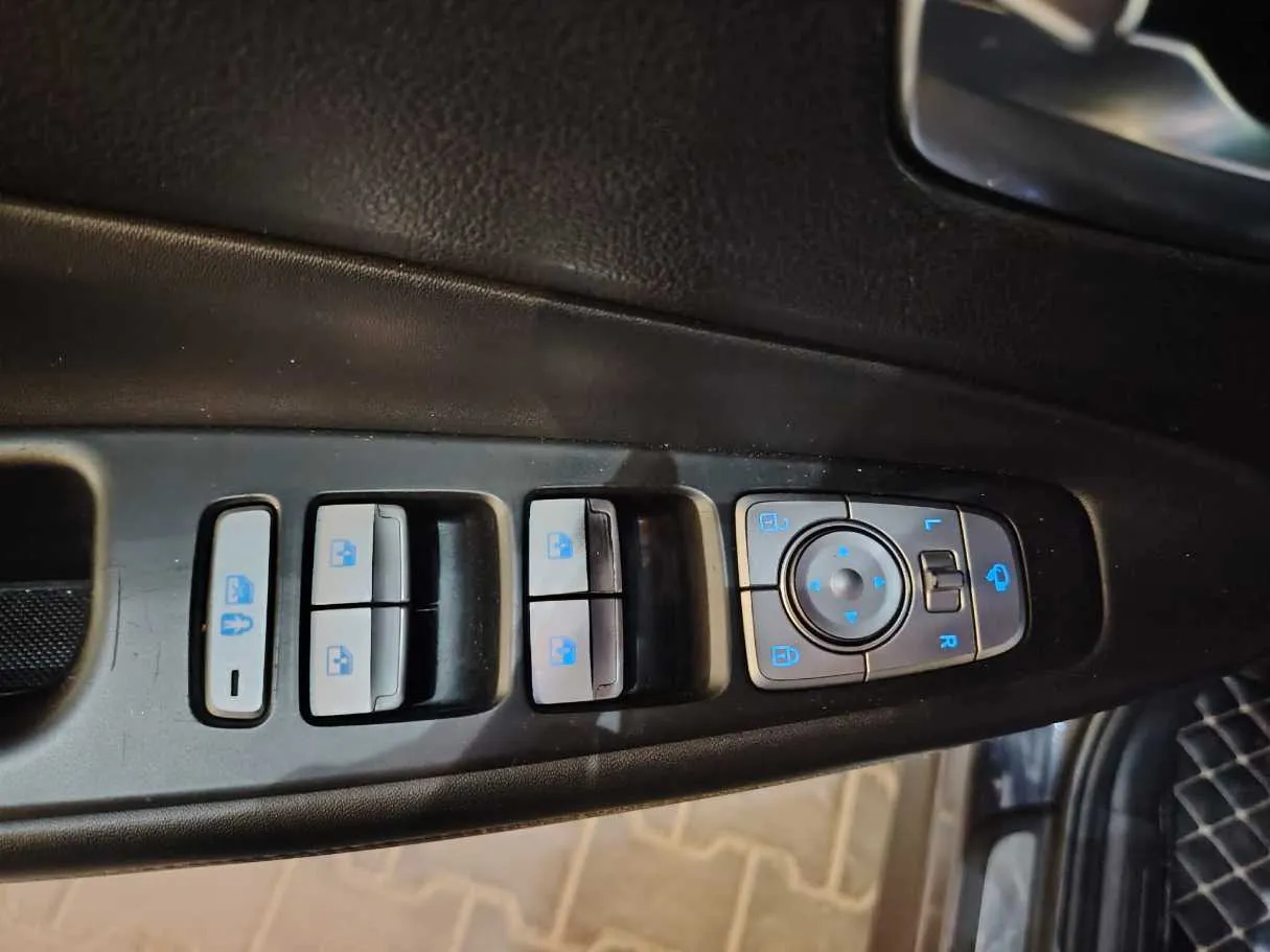 Car image 35