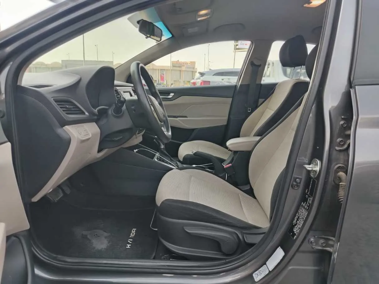 Car image 12