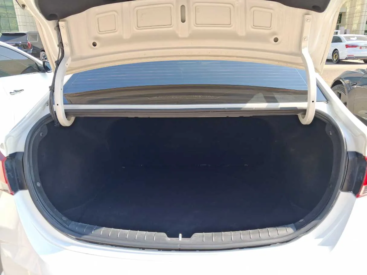 Car image 19