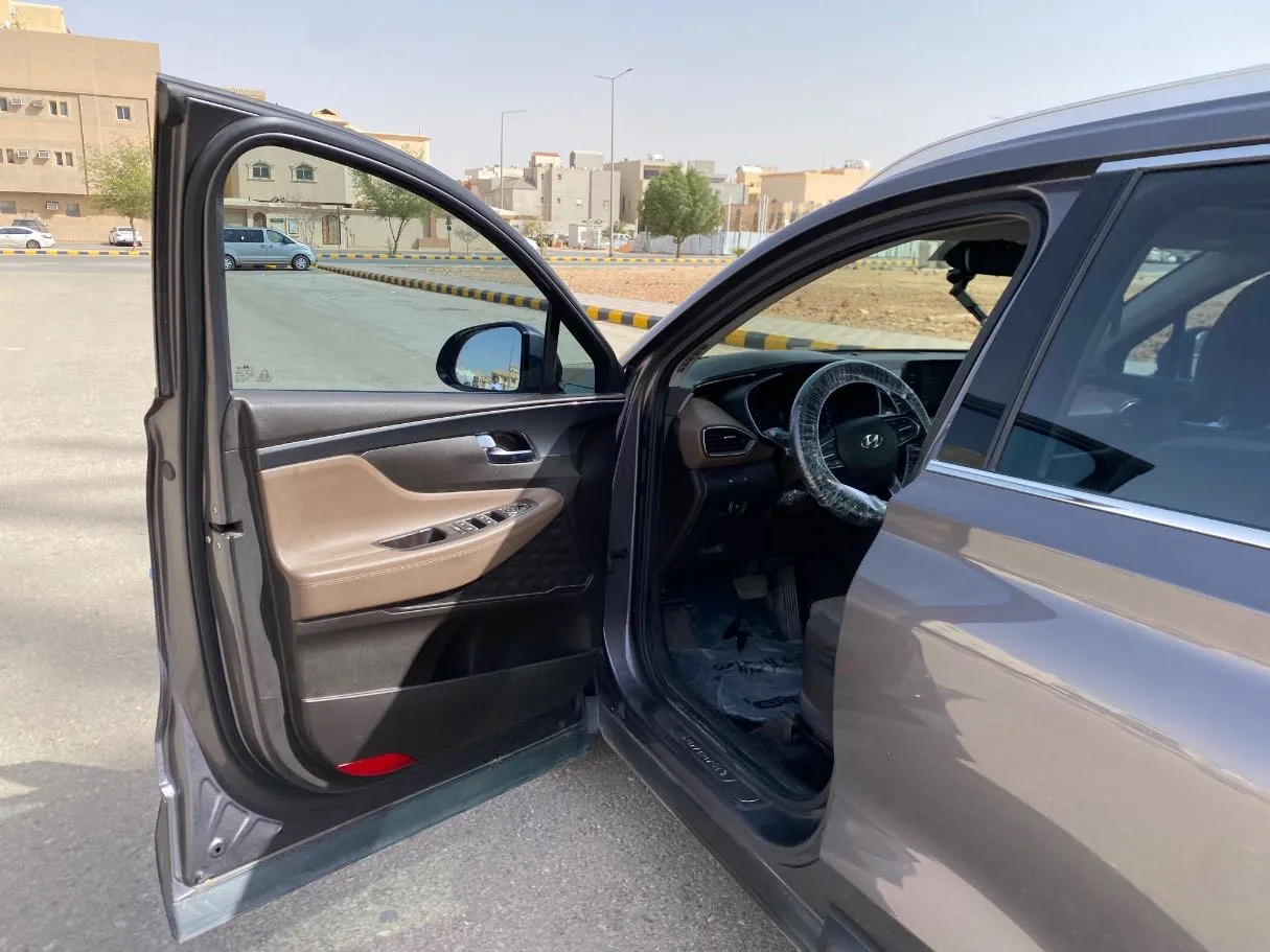 Car image 10