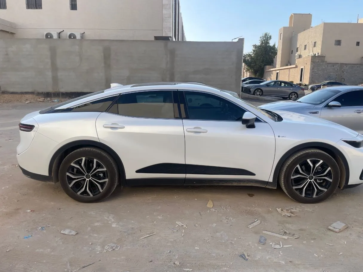 Car image 4