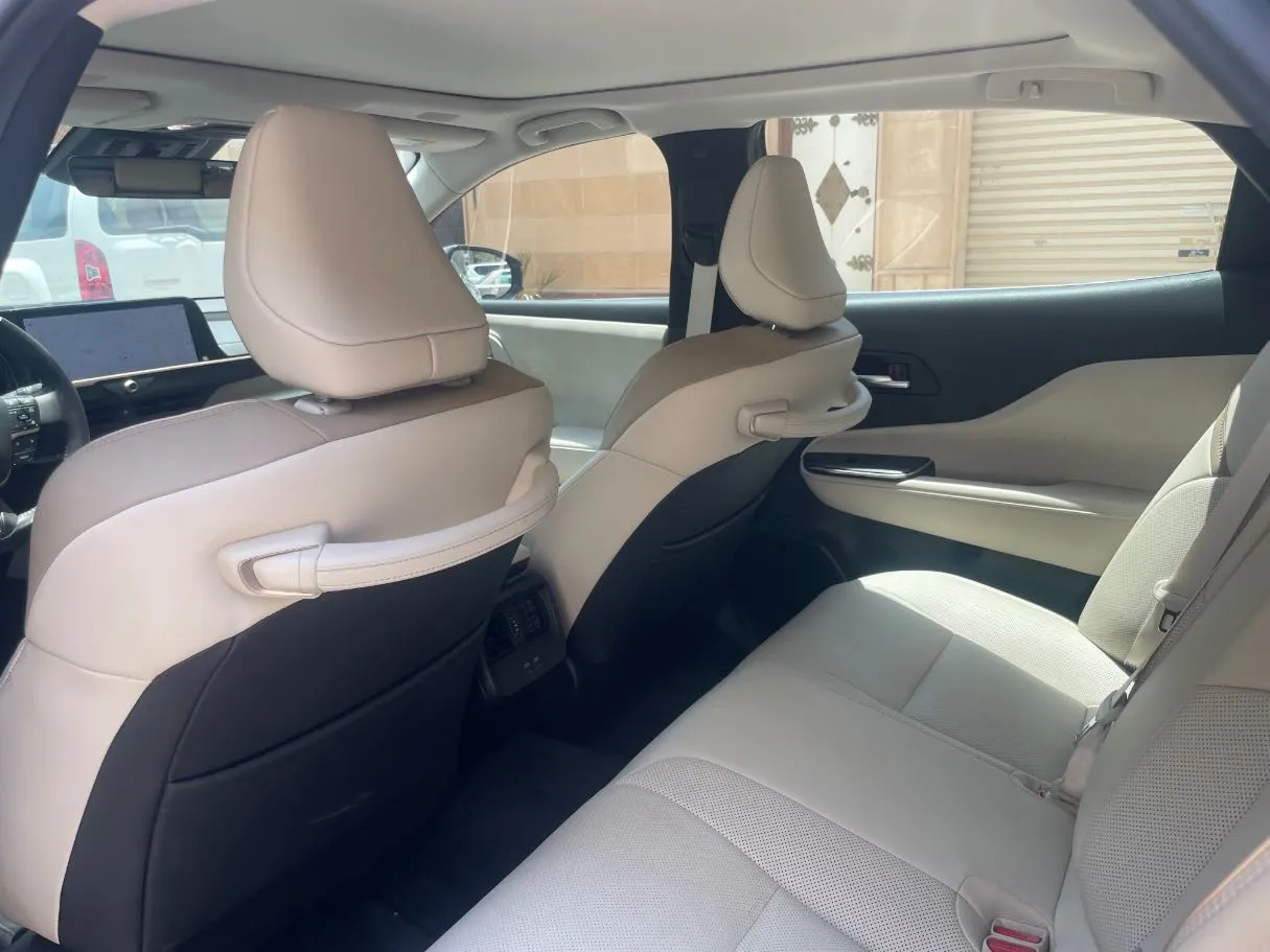 Car image 14