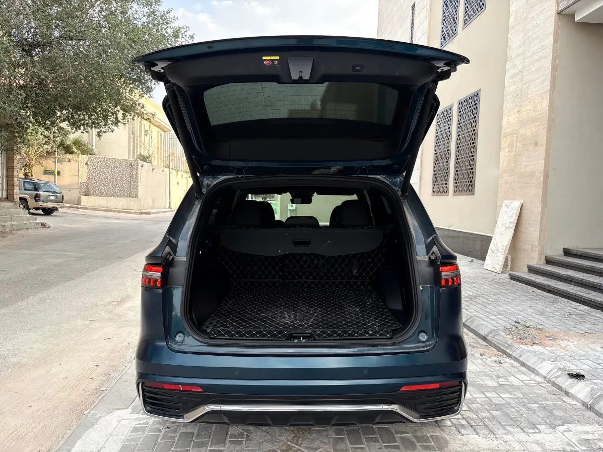 Car image 25