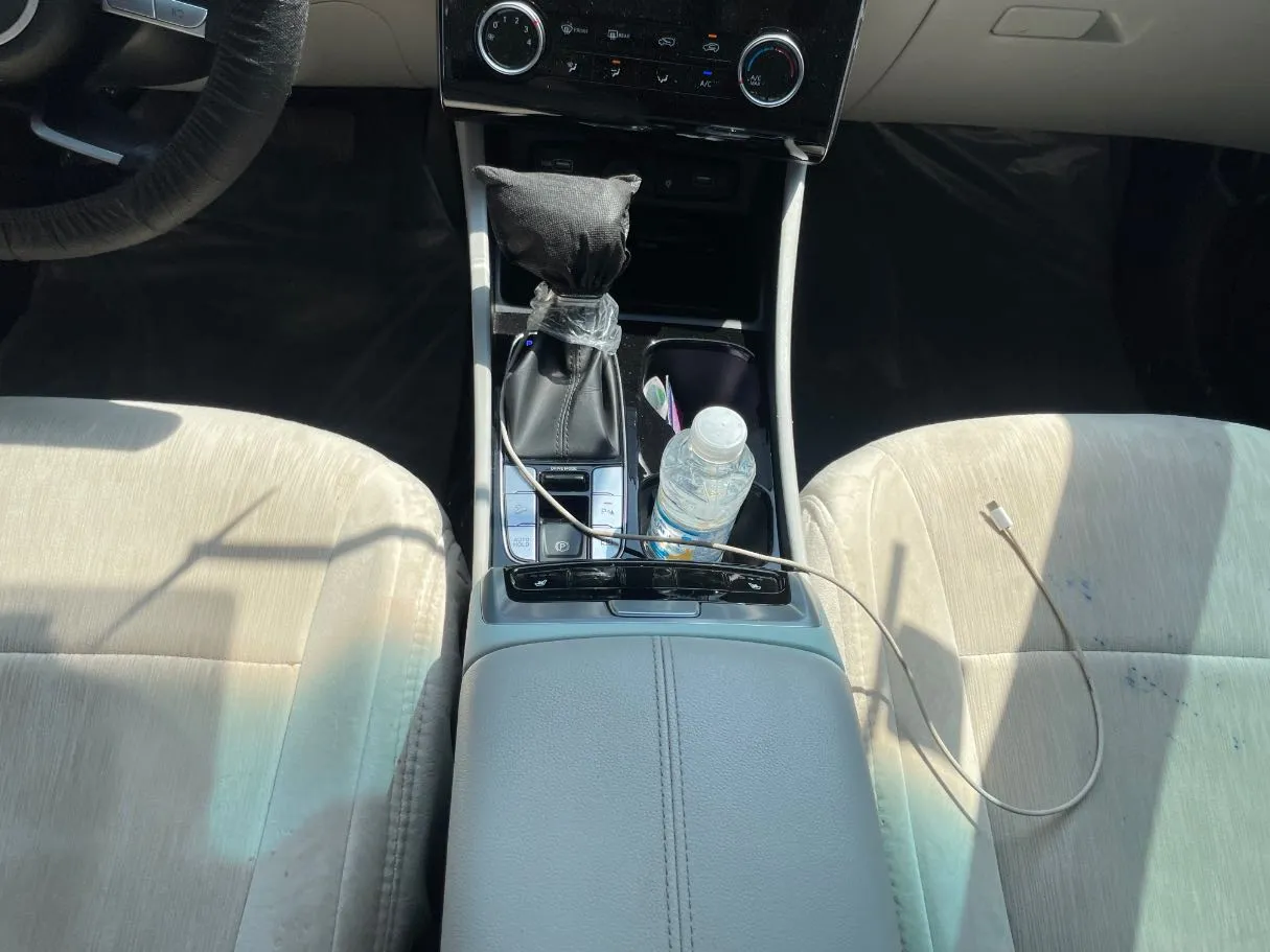 Car image 18