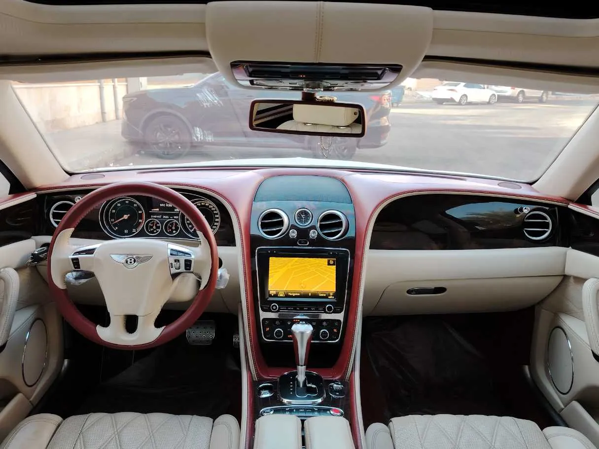 Car image 19