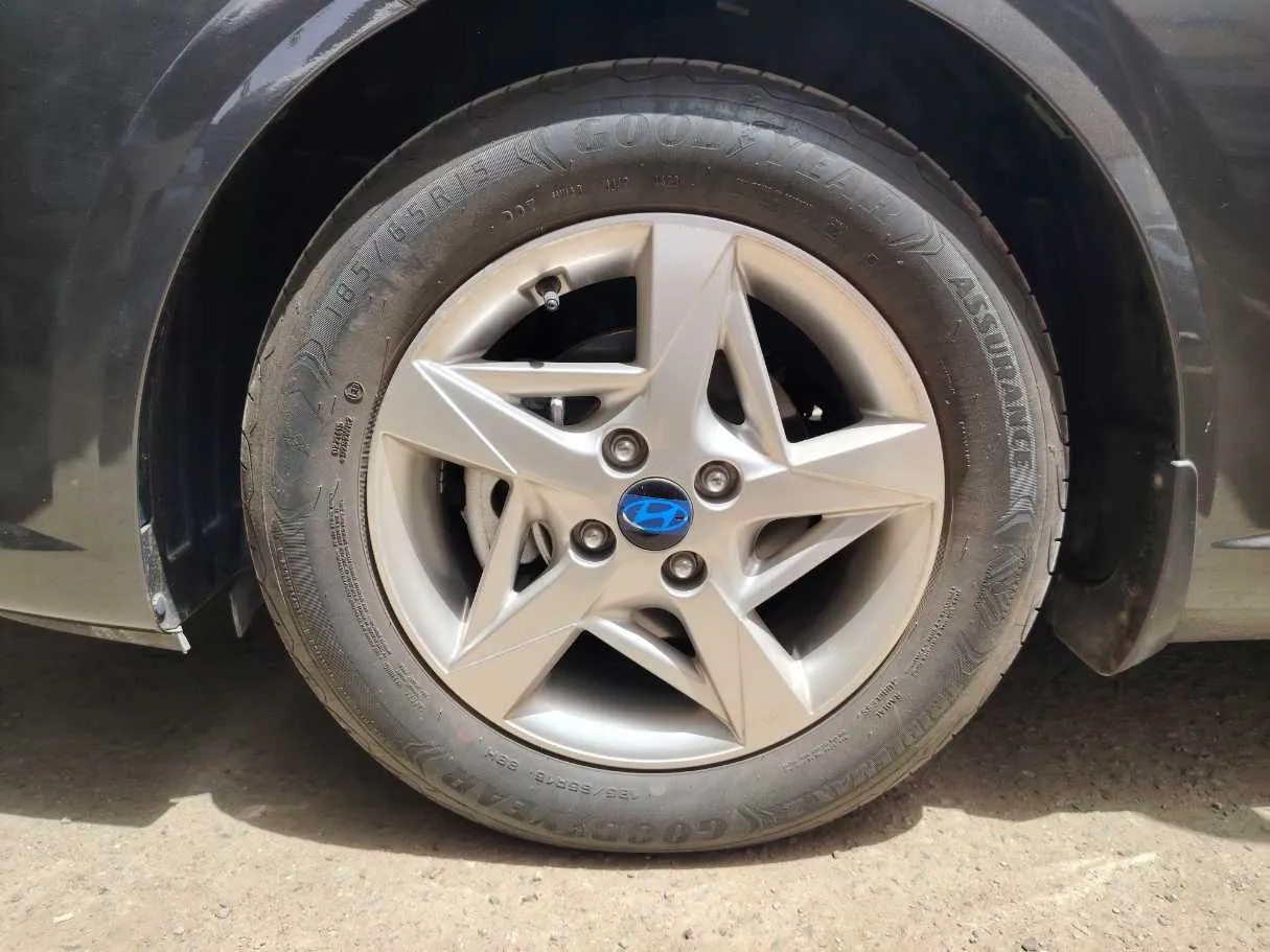 Car image 9