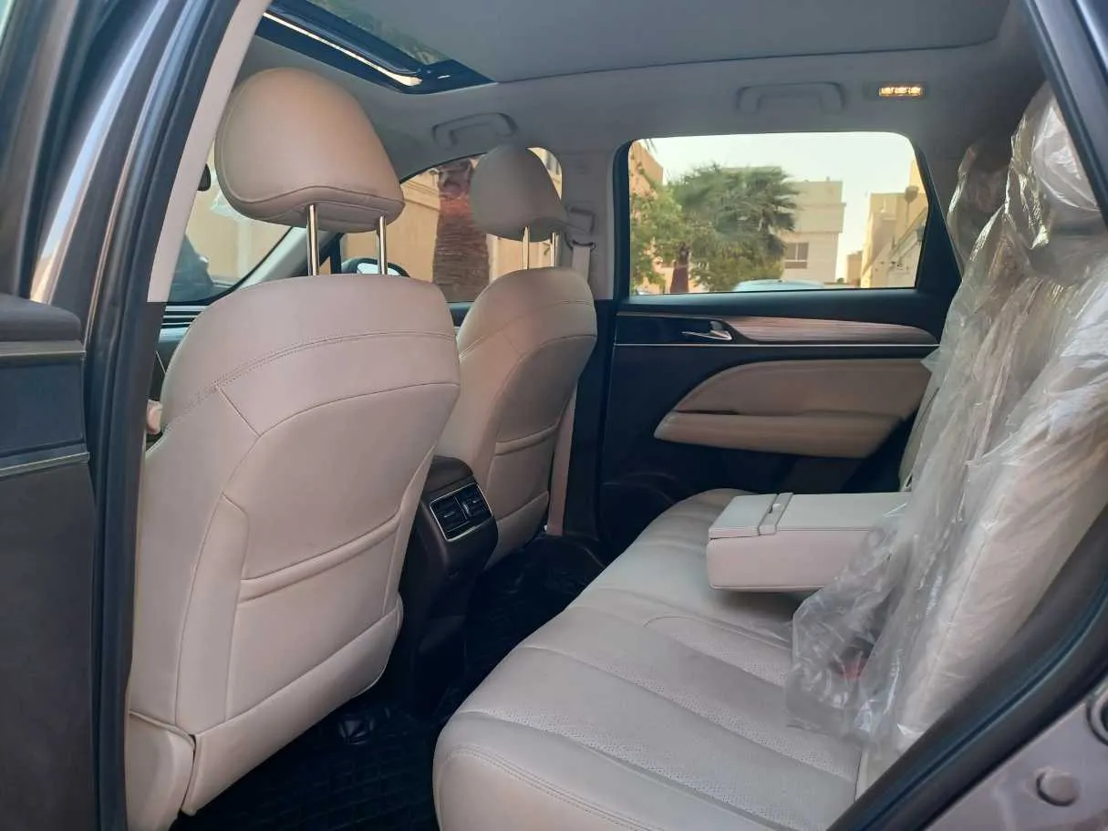 Car image 14