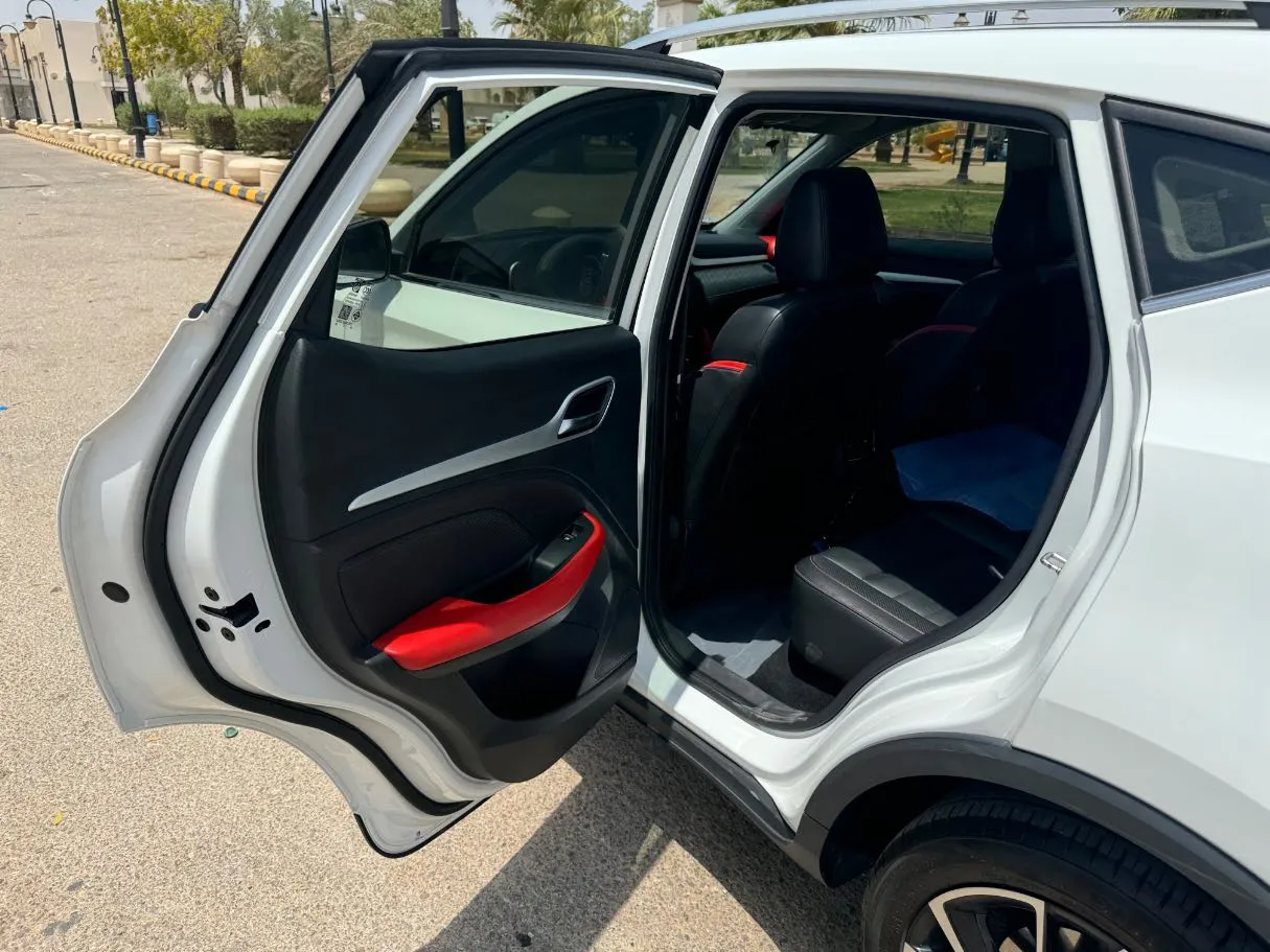 Car image 14