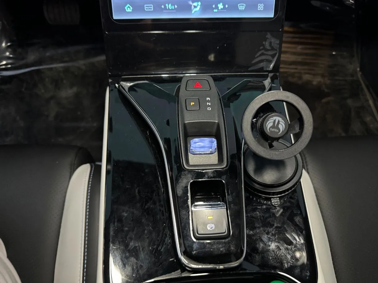Car image 18