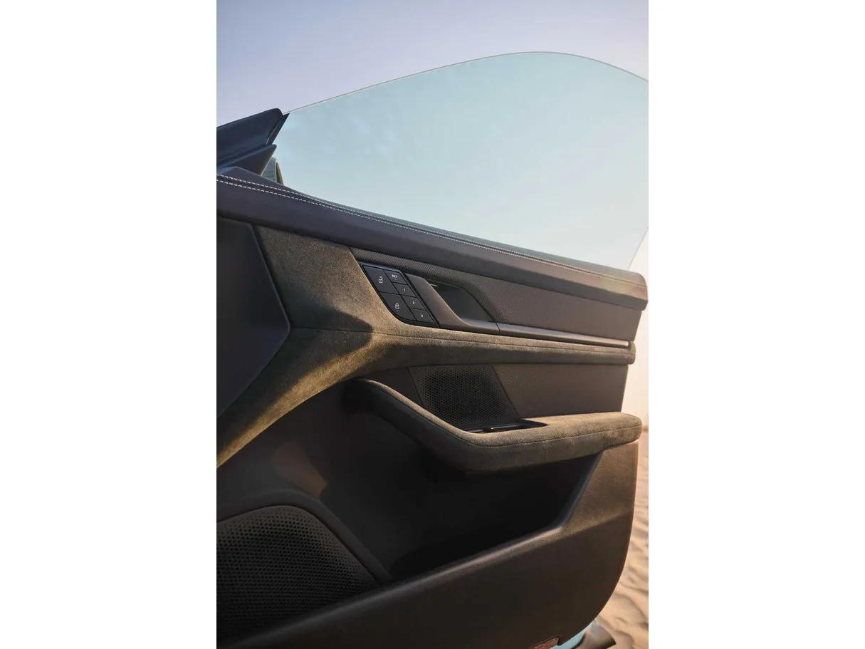 Car image 40
