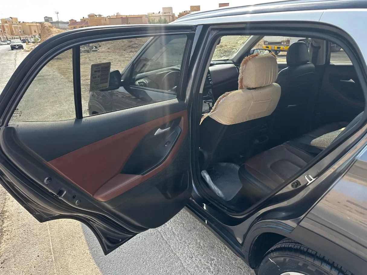 Car image 13