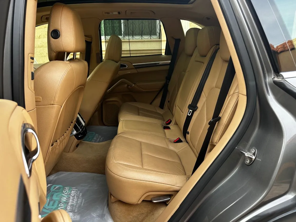 Car image 15