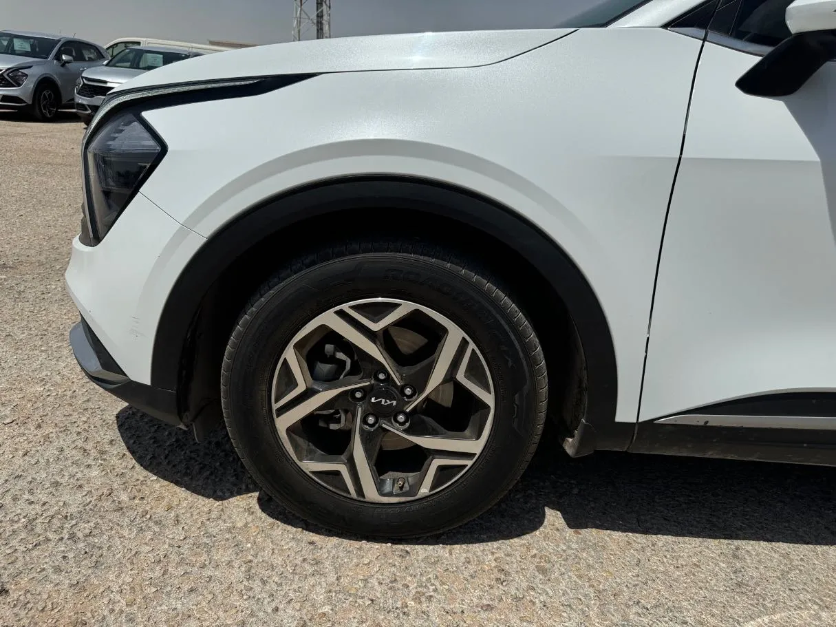 Car image 9