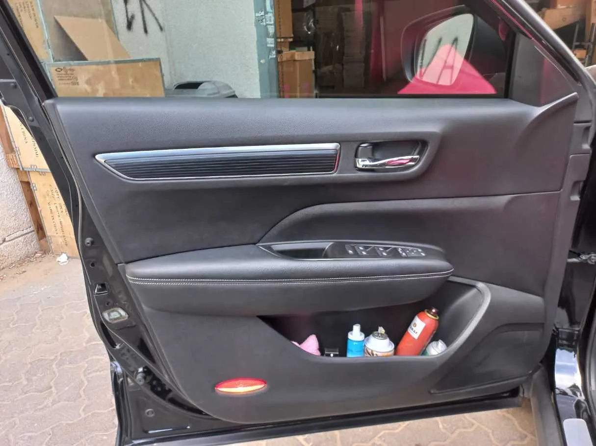 Car image 10