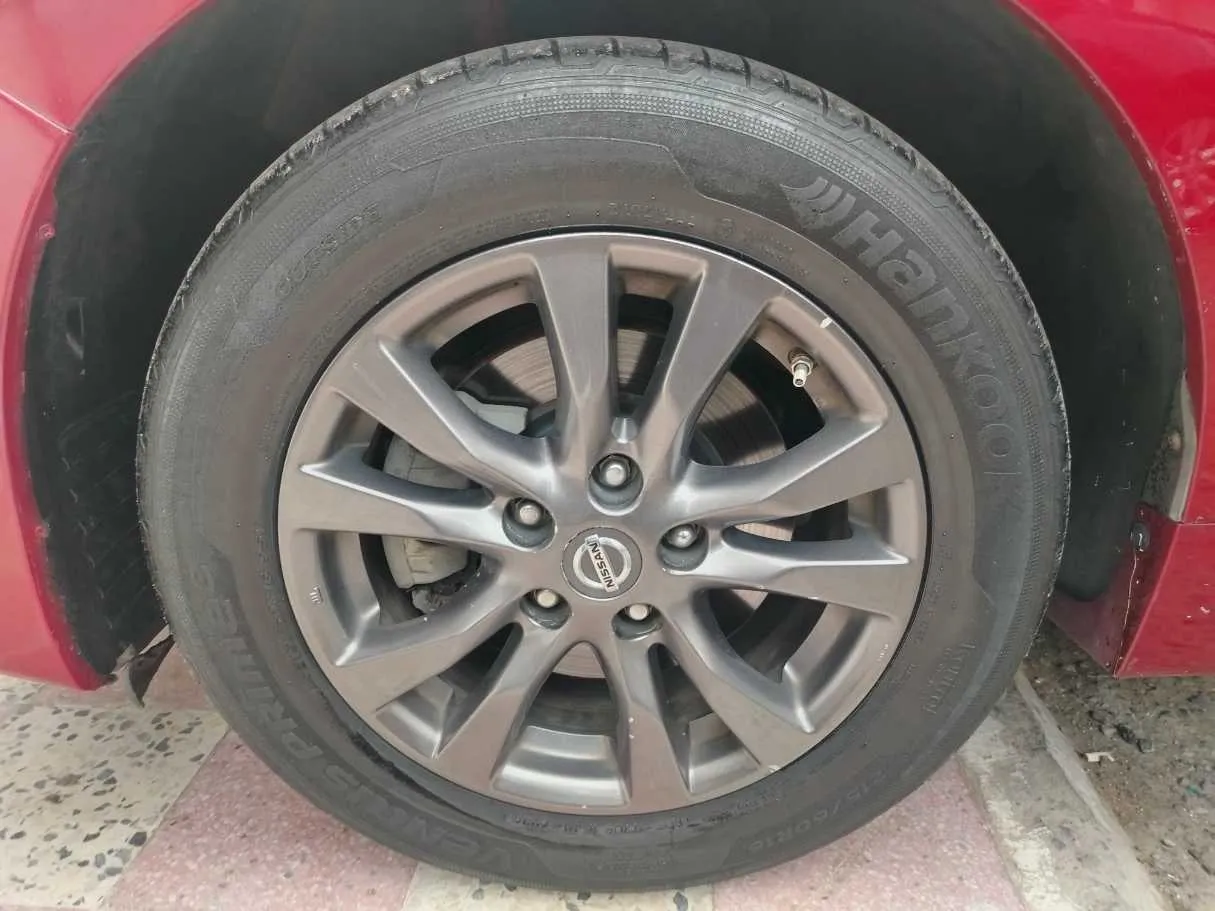 Car image 12