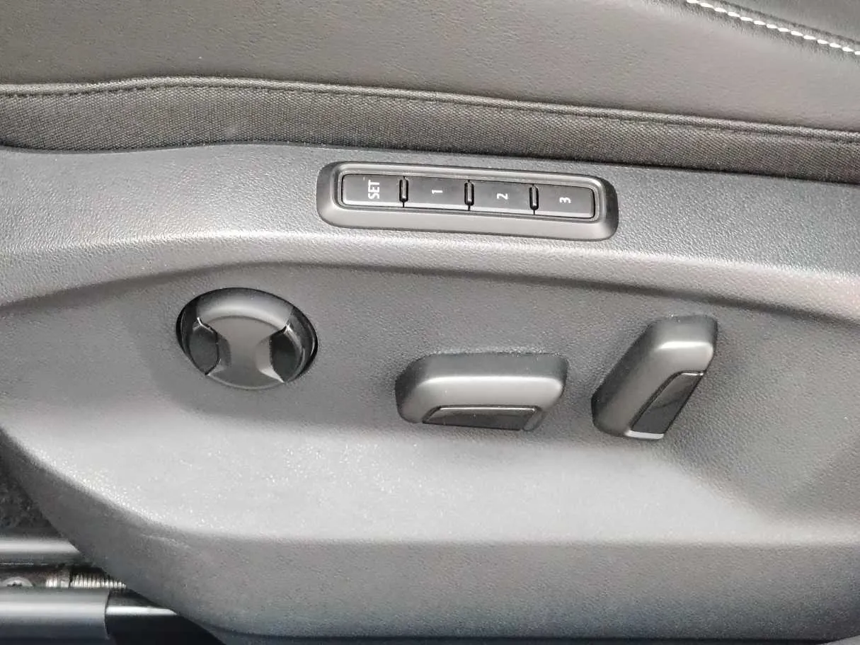 Car image 29