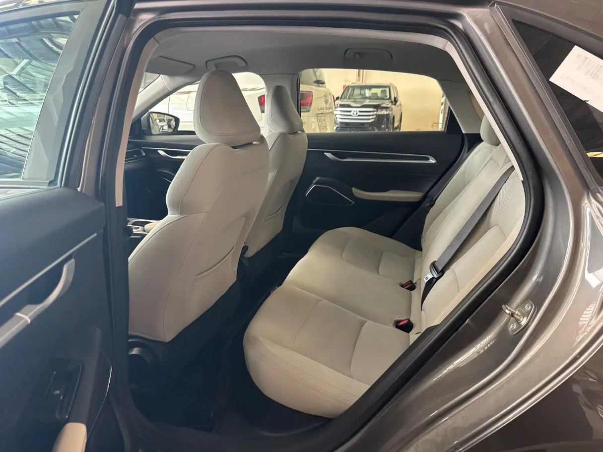 Car image 16