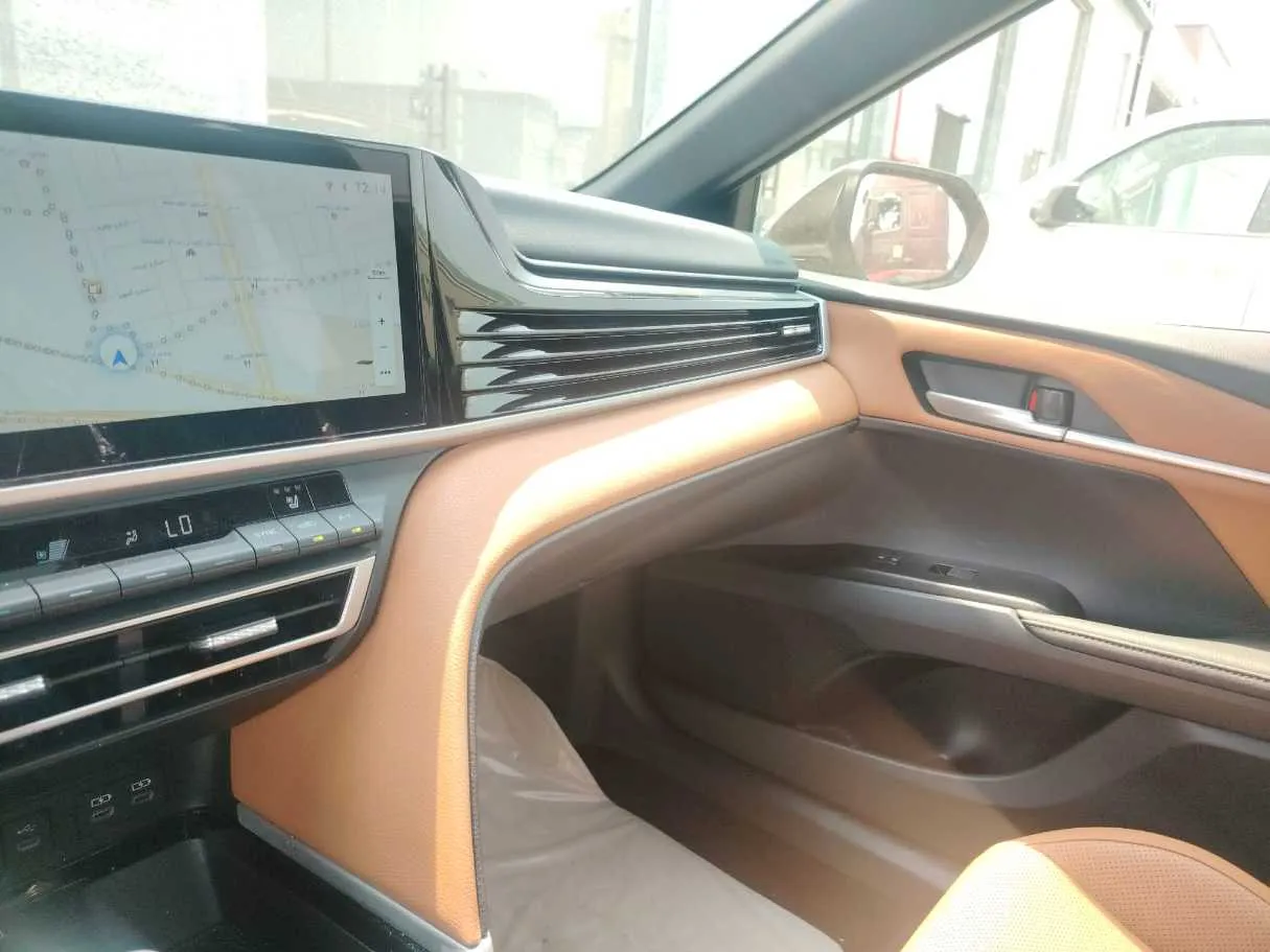 Car image 26