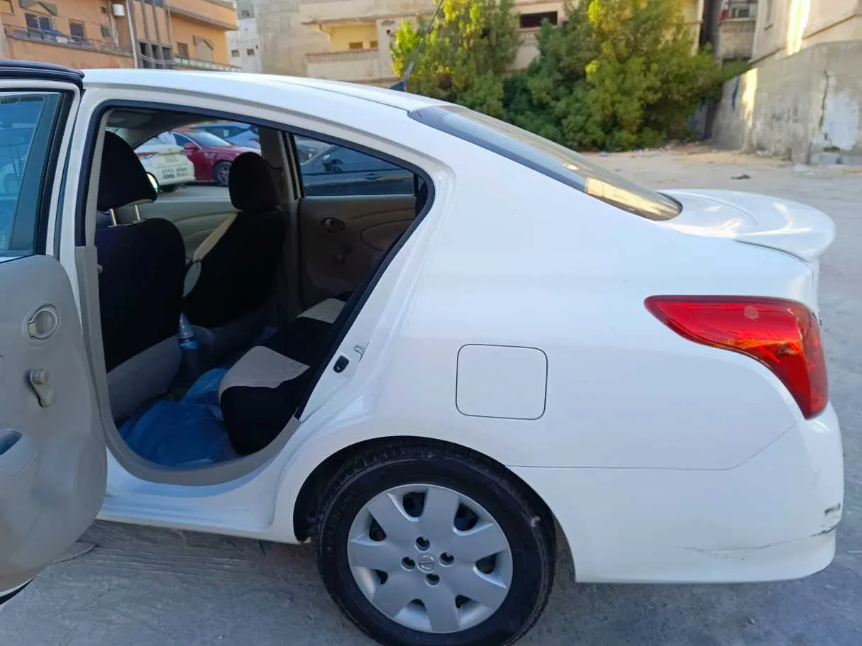 Car image 16