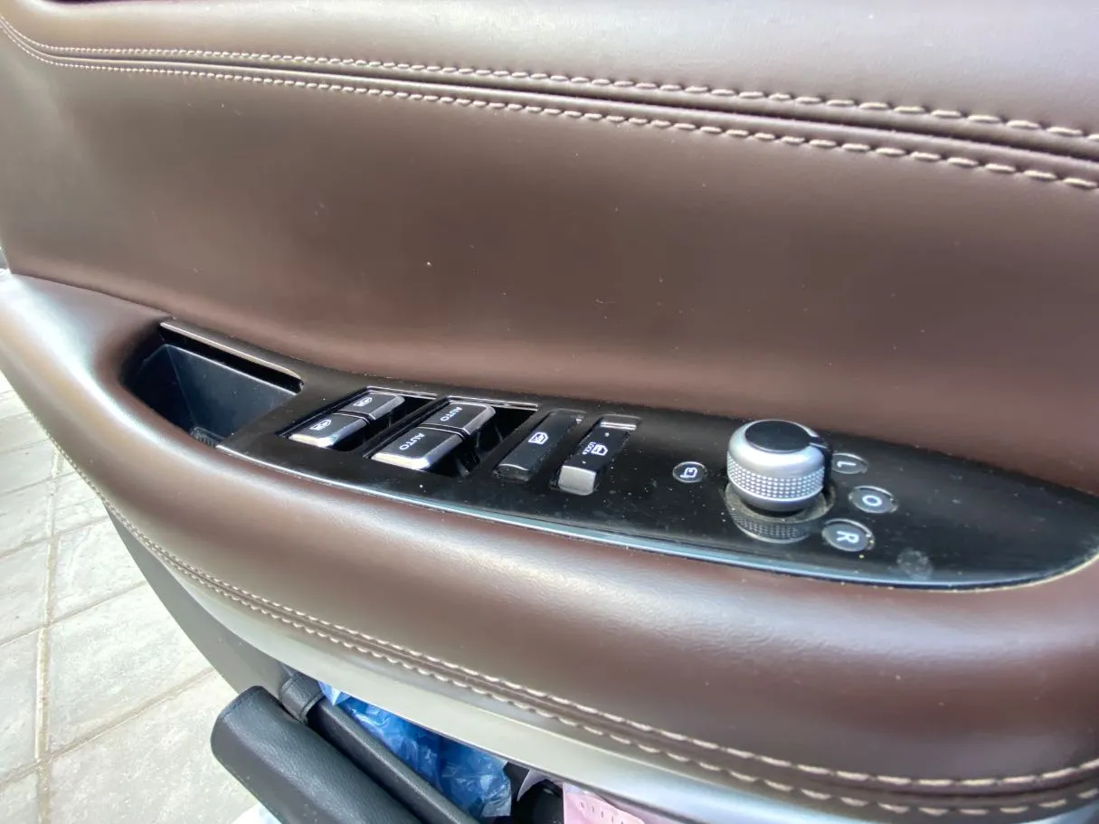 Car image 24