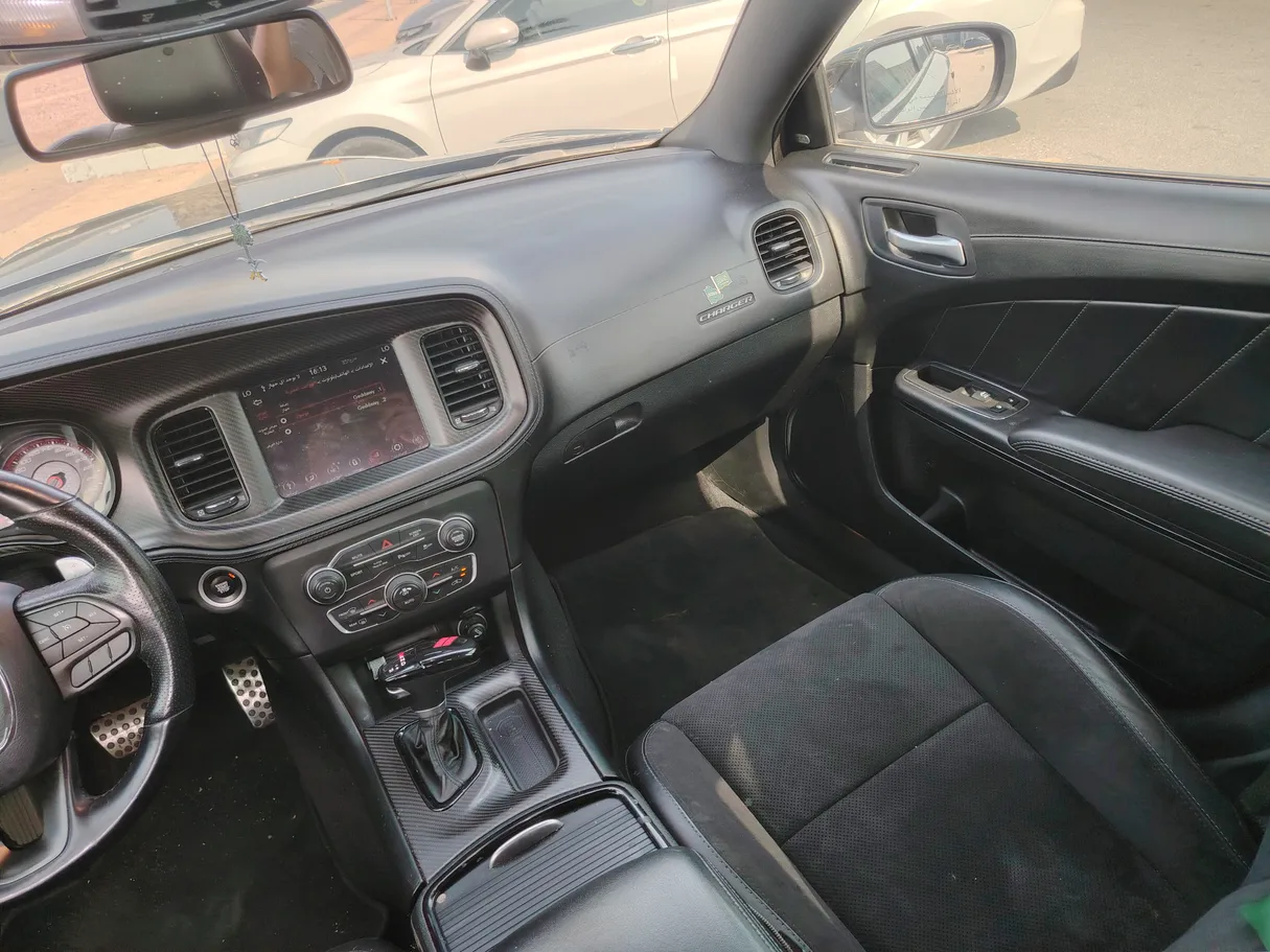 Car image 19