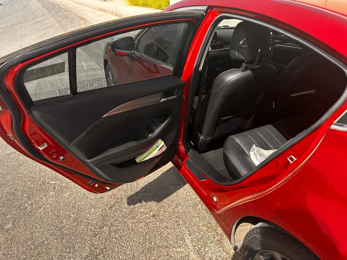 Car image 14