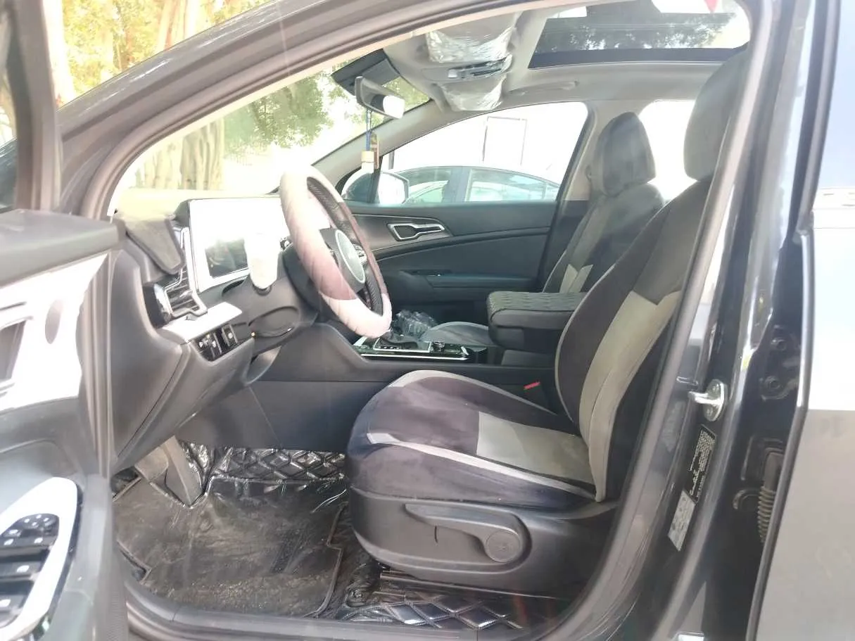 Car image 14
