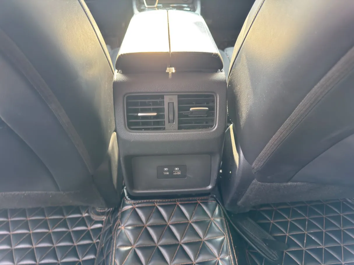 Car image 24